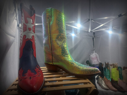 Las botas de cuero en la feria, desde las clásicas hasta las cromadas, se roban las miradas de los visitantes