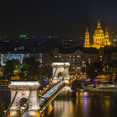 A Ponte Széchenyi Lánchíd é uma travessia entre os lados Buda (Oriental) e Peste (Ocidental) na capital da Hungria