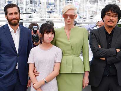 Il cast di Okja con il regista Bong Joon-ho