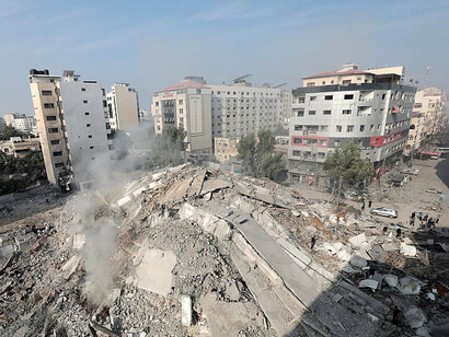 Palestinesi ispezionano i danni a seguito di un attacco aereo israeliano nella zona di El-Remal a Gaza City, Palestina, il 9 ottobre 2023