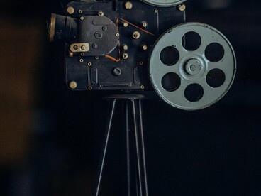 Os rolos externos da câmera lembram uma era em que filmar exigia técnica, paciência e imaginação prática. O cinema dos anos 1980 transformou limitações técnicas em identidade visual, algo que Projeto Hail Mary procura resgatar. Muito antes da pós-produção digital dominar Hollywood, a magia do cinema acontecia diretamente no set de filmagens