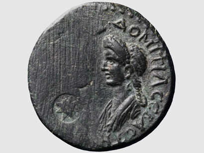 Moneta con busto di Domiziano eraso, Amsterdam, Nationale Numismatische Collectie, De Nederlandsche Bank inv. DNB-30723, bronzo: De Nederlandsche Bank