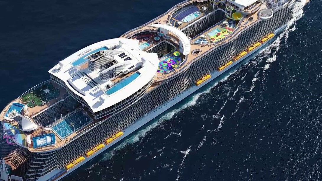 El Harmony of the seas surcando el mar