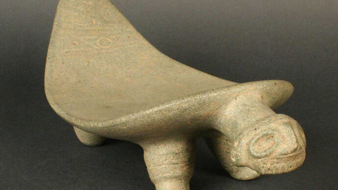 “Dúho”. Asiento

Materiales: Piedra

Tardío 800- 1600 d.C.

Medidas: 110 mm de alto x 272 mm de largo x 128 mm de