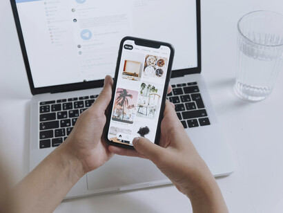 Una persona en redes. Su uso democratiza el acceso y la difusión de la información, pero igualmente se ve censurado