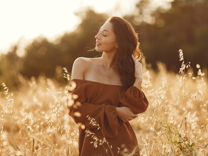 Edward de Bono desenvolveu o conceito de pensamento lateral, que é uma abordagem criativa para a solução de problemas, diferente do pensamento lógico e muitas vezes limitado pela tradição e preconceitos. Ele propõe técnicas para libertar a mente de bloqueios e explorar diversas perspectivas, promovendo um pensamento mais amplo e inovador, o que pode ser visto como um exercício de liberdade mental ao quebrar padrões e considerar múltiplos caminhos para uma solução