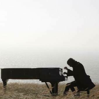 Sagoma scura di una persona seduta e intenta a suonare un pianoforte