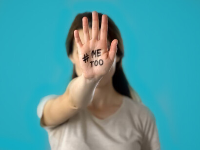 El hashtag «MeToo» ha sido criticado por situar la responsabilidad de la denuncia sobre el abuso y acoso sexual sobre quienes lo han experimentado, algo que podría ser retraumatizante
