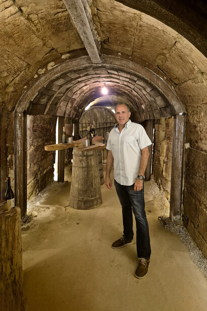 En Logroño, Parra ha encontrado una gastronomía que lo enamora, desde las chuletillas al sarmiento hasta los pinchos de la calle Laurel, siempre acompañados de un buen Rioja