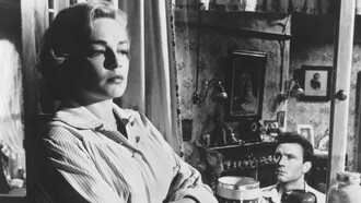 Simone Signoret y Laurence Harvey, protagonistas de la pelicula 'Room at the top' (1959)