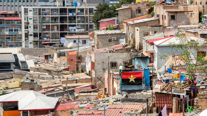 Vista de um dos musseques de Luanda, capital da Angola