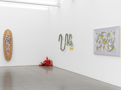 Gabriel Rico, A finger pointing to the moon, exhibition view. Courtesy of Perrotin Gallery