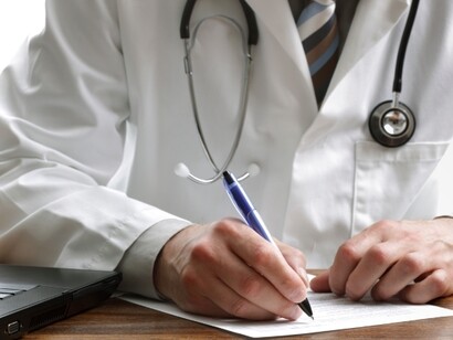 Médico recetando