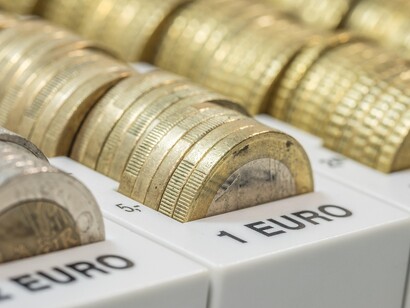 Monete da 1 e 2 euro ordinate in un contenitore per contabilità o cassa