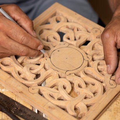 Durante il Medioevo, l’arte era strettamente legata al mestiere e alla manualità, con le botteghe come luoghi di fusione tra conoscenza tecnica e ispirazione estetica