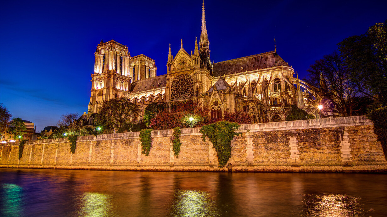 Catedral de Notre-Dame em Paris, na França. Mais do que uma catedral, um monumento emblemático de Paris que enobrece sua paisagem e testemunha sua história há mais de 800 anos. O incêndio que a atingiu em abril de 2019 causou enorme comoção em todo o mundo, mas, após 5 anos de trabalho intenso, em dezembro de 2024 ela voltou a abrir suas portas para todos. Mais uma data histórica que marca sua existência