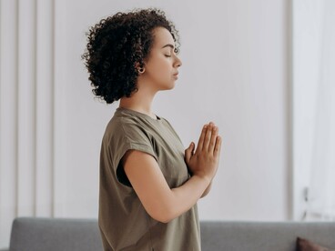 A mulher mantém o olhar concentrado e o corpo em uma postura de atenção. Entre percepções, crenças e experiências, a mente também participa da maneira como cada pessoa interpreta o mundo