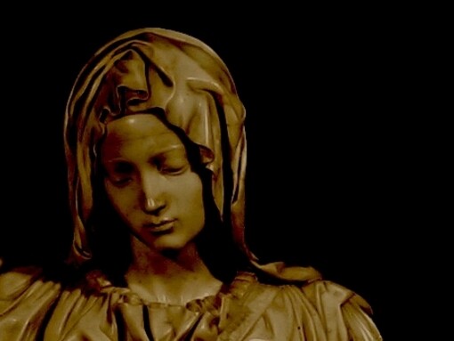 El rostro de la Virgen María en la Piedad del Vaticano