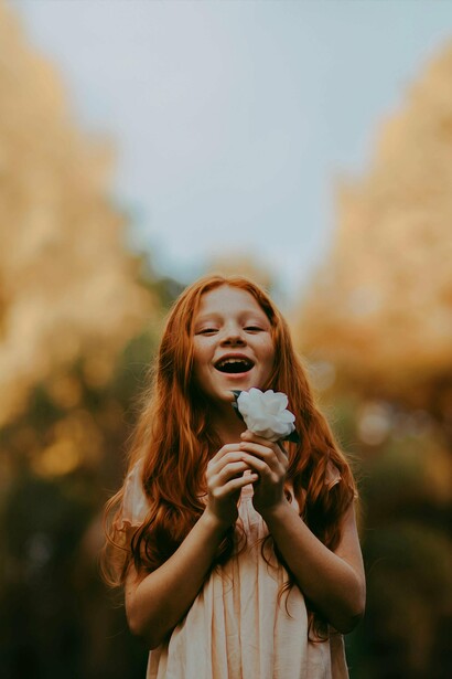 Una bambina gioiosa e sorridente
