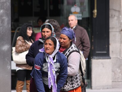 Grupo de mujeres de Europa del Este en la Puerta del Sol de Madrid