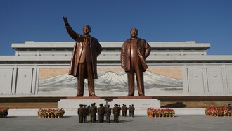 Statue di Kim Il-sung e Kim Jong-il, alte 20 metri, piccola parte del monumento Mansuadae composto da 229 monumenti sul colle Mansu, Pyongyang, Corea del Nord