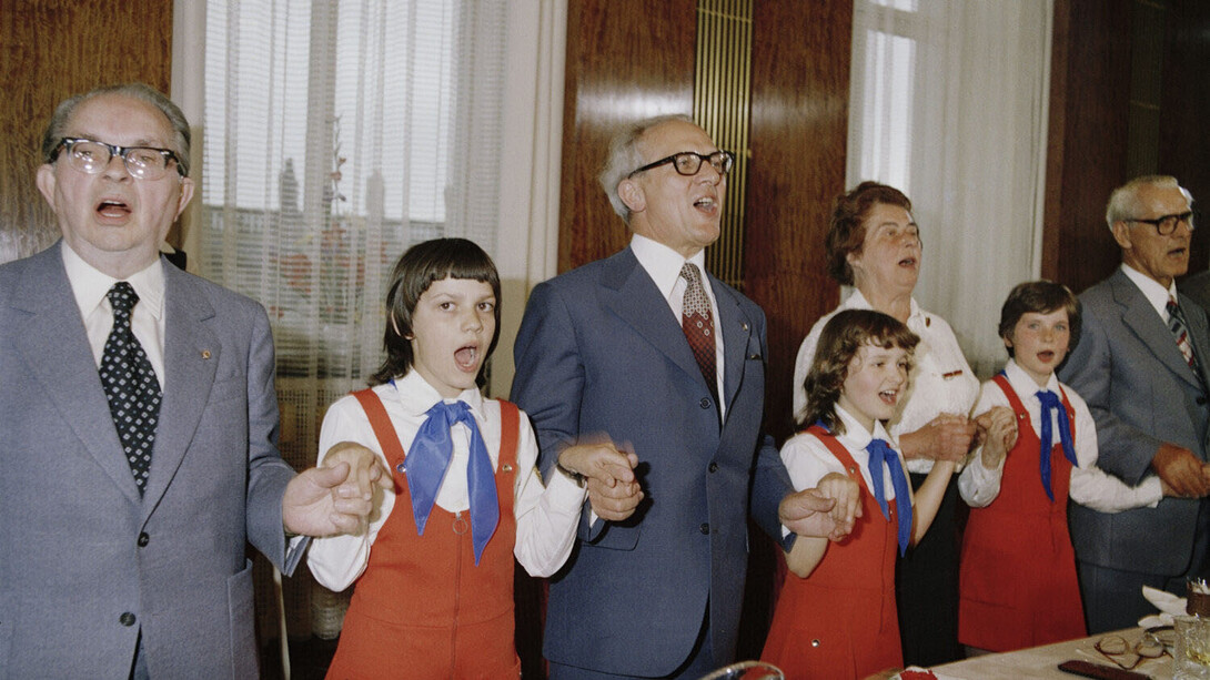 Thomas Billhardt, Erich Honecker mit Jungpionieren beim Veteranentreffen, 1974. Mit freundlicher Genehmigung der Camera Work Gallery