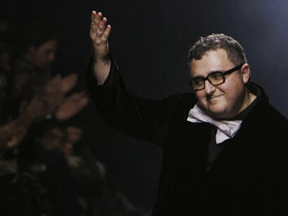 Alber Elbaz ci lascia, ma non si dimentica quel papillon, sempre un poco raffazzonato, che ha giganteggiato nello stile