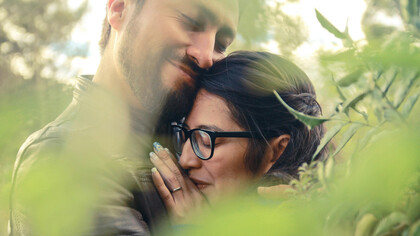 Viver a perda é um processo doloroso e inevitável mas encontrar formas de lidar com a saudade e ressignificar a ausência pode transformar a dor em uma força vital permitindo que continuemos a viver e a encontrar novas motivações e alegria