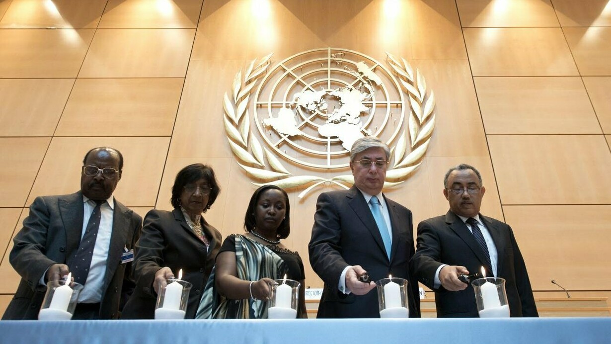 Giornata internazionale di riflessione sul genocidio in Ruanda, 8 aprile 2013
Da sinistra: Michel Gakuba, Presidente dell'associazione dei sopravvissuti al genocidio IBUKA, Navi Pillay  Alto Commissario per i diritti umani dell'ONU,  Soline Nyirahabimana, Rappresentativa permanente del Ruanda nelle Nazioni Unite, Kassym-Jomart Tokayev direttore generale delle nazioni unite a Ginevra(UNOG ), Minelik Alemu Getahun, rappresentativo permanente della repubbica federale dell'Etiopia 