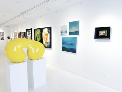 Various artists, Dremtimes, exhibition view. Courtesy of Galeria Azur