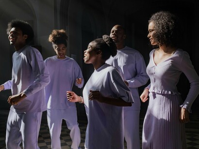 Grupo de pessoas canta à capela. Imagine uma criança a cantar no coro e entender que a letra segue um ritmo compostas de tempos, que devem ser respeitados, para apresentar um resultado harmonioso e aqui deixo a apologia da reinserção das aulas de música nas cadeiras académicas…
