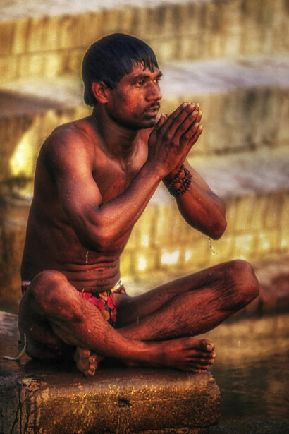 Varanasi, India. Fedele che prega dopo il bagno nel Gange. Ph Sergio Pessolano