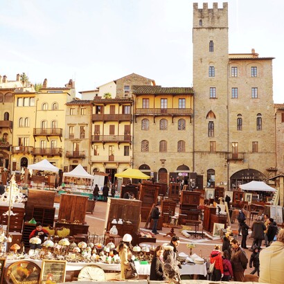 Tra le sue bancarelle convivono antiquariato, modernariato e artigianato di qualità, rendendo ogni visita un’esperienza sempre diversa. Arezzo, Toscana, Italia