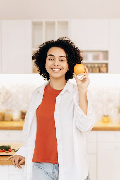 Incorporating fibre-rich foods like oranges into our diets can promote digestive health and overall well-being