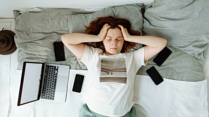 Mulher cansada de seus dispositivos eletrônicos. O apelo digital é irresistível, capta o nosso foco, transforma em engajamento, monetiza quem produz conteúdos que prendem a nossa concentração no “túnel digital”. Assistimos com naturalidade, crianças passar oito horas diárias diante de telas, muitas vezes sem nenhum filtro ou mediação e se temos dificuldade em focar, imagine elas… O resultado? Engajamento explosivo para as plataformas, e para nós, rastros de relacionamentos rasos, ansiedade e dificuldade de concentração, pois negamos o nosso controle emocional a simples receitas de autoajuda de gurus incoerentes que circulam livremente pelas redes