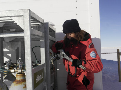 Simonetta alle prese con il gas © foto Enrico Simoeoli, PNRA/IPEV