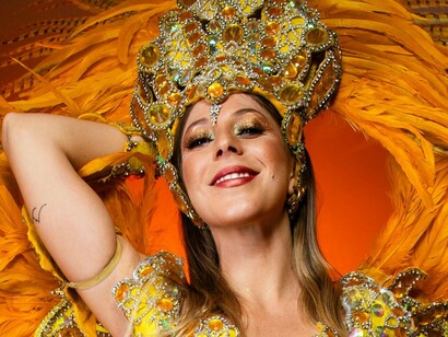 Passista de escola de samba. Segundo Bauman a comunidade é o aconchegante coletivo. Devoção é uma característica que não podemos deixar de ressaltar nos estudos do folclore e do patrimônio imaterial. Há de se considerar que devemos observar que a devoção vai nortear os estudos das culturas populares pelo sentimento. Isso implica a compreensão de envolver o social sempre num passado, o que devemos trazer para o presente as experiências que estão ligadas ao imaginário produzindo uma realidade sentimental que não é fixa