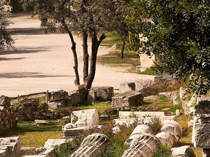Pur non godendo sempre di grande prestigio sociale, i banchieri erano indispensabili per il funzionamento degli scambi e del commercio ateniese. Uffici civici dell'antica Agorà e dell'Acropoli di Atene, Grecia. 