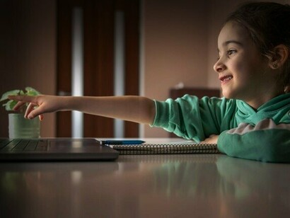 O uso de celulares e ferramentas de inteligência artificial para todas as idades têm gerado discussões acaloradas 
 
 