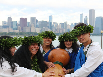 On the city's lakefront to perform a chant to
greet the sunrise, Chicago-based Hula
practitioners gather around an `ipu heke, a
traditional Hawaiian percussion implement
made of two gourds. Courtesy of Field Museum. Photo by Anna Rose I`i-Epstein