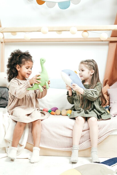 Meninas se divertindo com brinquedos
