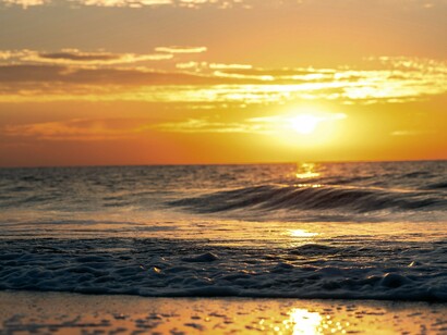 É o guardião da entrada do Palácio que, por encomenda de Sissi, Ernst Herter fizera desfalecer olhando o mar, espelho da imortalidade (in)conquistada… dois Aquiles fazendo a rota da dor pessoal à propaganda imperial, da guerra à memória cultural