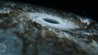 Um buraco negro rodeado por estrelas em espiral revela a dimensão misteriosa do cosmos. No artigo, o infinito surge como metáfora da busca humana por sentido, criação e transcendência. A literatura transforma esse infinito em pensamento, poesia e imaginação que evoca o fascínio humano pelo incomensurável