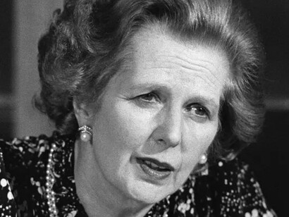 La Dama de Hierro, inspirada por el libro Camino de servidumbre de Friedrich Hayek, impulsó políticas de privatización y desregulación que priorizaron el mercado sobre el Estado, dejando un legado económico y social polarizante