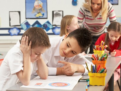 Niños aprendiendo en clase
