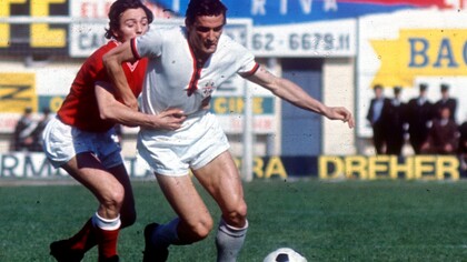 "Rombo di Tuono" è il soprannome che meglio descrive la potenza e la forza del tiro di Gigi Riva, un marchio distintivo del suo gioco unico e spettacolare. Partita di Serie A 1969-70 Cagliari vs Bari, nella foto Gigi Riva e Pasquale Loseto