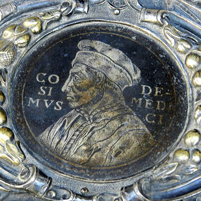 Particolare del ritratto di Cosimo de Medici inciso in un piatto da parata: argento cesellato, niellato, sbalzato e dorato al mercurio, Firenze, fine del XV secolo