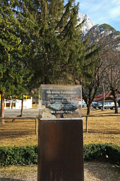Theodora Dimitroulia. Mémorial contre la guerre et le fascisme à Mittenwald. Stèle de béton, d’acier et de verre donnée par le groupe 'AK Angreifbare Traditionspflege' le 30 mai 2009.
Bavaria, Allemagne