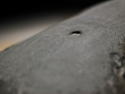 Jacopo Naccarato Pancia in pietra 5, pietra arenaria, tessuti 2020 Ph. Ph. Giulia Ballotti  