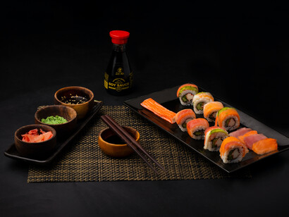 El sushi se come con las manos, así que no es necesario el uso de los palillos, aunque actualmente es válido